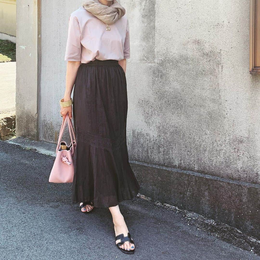 のインスタグラム：「#coordinate  ベビーピンク×チャコールグレー♡ ・ 殺人的な暑さの中 奈良市内に行ったら あちこち パトカーが走ってて 思わず 後部座席の子どもたちに 『パトカーやでっ、姿勢正して！』 『わかった‼︎』 …って慌てる素直な娘‪𐤔 『なんでやねん』 …って冷静な息子‪𐤔 うん、せやな でもなパトカーってなんか落ち着かへんの‪𐤔 ・ ・ #ootd #ootd_kob #locari #fashion #fashiongram #ponte_fashion #isuta #大人カジュアル #ロングスカート #spickandspan #vasic #bondmini #vasicbondmini #tomorrowland #chiekoplus #vsco #vscam」