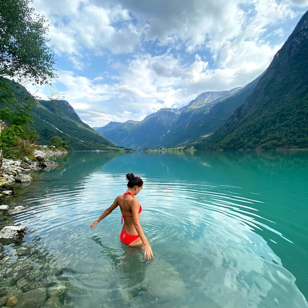 アンネ・リネ・ヤシェムのインスタグラム：「Det var kaldt å bade i Olden forrige uke🌊  #utno #visitnorway」