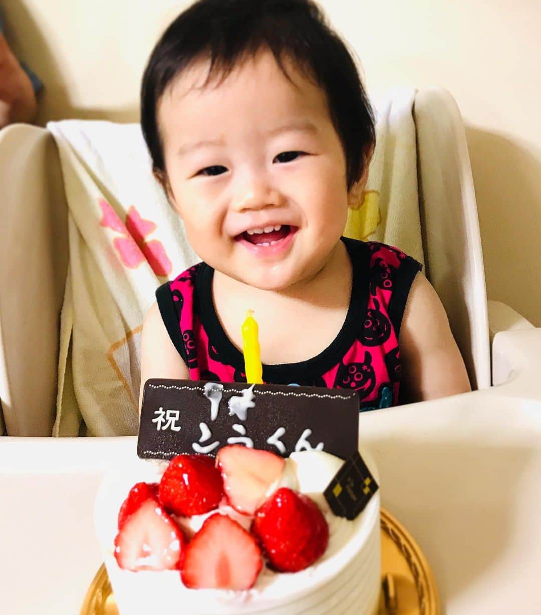 吉田ヒトシのインスタグラム：「8/15はこうちゃんの一歳の誕生日。  1才と書いてあったプレートにすかさず手を出して何歳だかわからないプレートに。。  4人の子供たちの中で「出来るようになった瞬間」を1番見てる気がする。 昨日できなかったことが今日できるようになるこうくんに勇気をもらっています。  さて、三回続いたので、しばらくケーキはいいかな。  #バースデーラッシュ #1歳誕生日  #バースデー #可能性  #4児のパパ #吉田ヒトシ」