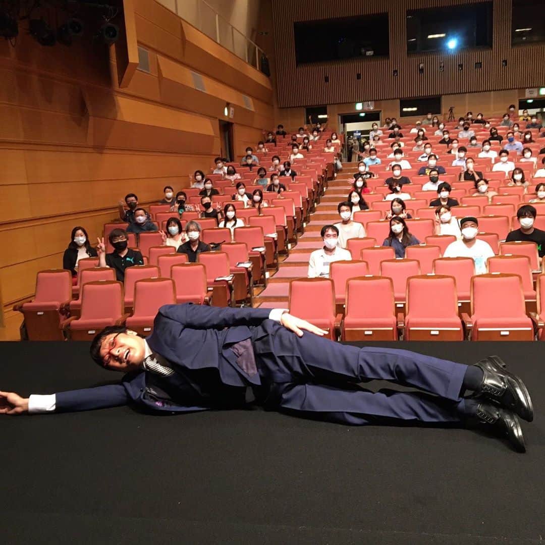 山里亮太のインスタグラム：「山里亮太の140、3日目も楽しすぎた！！！ 本当にここに立たせてくれてありがとうございます！！！ まだまだお礼をしたいので、どうぞ皆さまよろしくお願いいたします！！！ #山里亮太の140 #山里亮太 #紀伊國屋サザンシアター #fumou954」