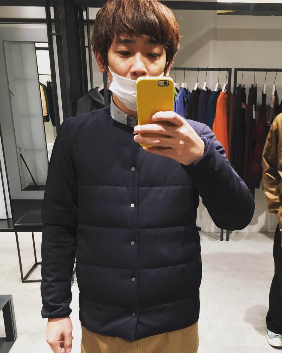 鰻和弘さんのインスタグラム写真 - (鰻和弘Instagram)「【3年前】  とうとう見つけた6の服。これは自分にとってすごい事。何年も探してきてやっと見つけました。6の服。冬ほとんど着てます。  なに6の服って？  説明します。  #6というのは防寒能力の数字 #10がMAX #10は最高級のダウンジャケットの設定にしている #1はタンクトップ #5は革ジャン #ダッフルコートなどは7 #6というのが絶妙になかった #僕なりにですが #6は優れもの #定義がある #冬 #外耐えれて室内でも前を開けるだけで暑すぎない服 #絶妙な防寒着 #中々ない #しかし見つけた #絶妙インナーダウンジャケット #防寒数字は独自です #アパレル協会が定めたちゃんとした防寒数字 #タグに記載してほしいです」8月19日 21時59分 - unaginigaoe