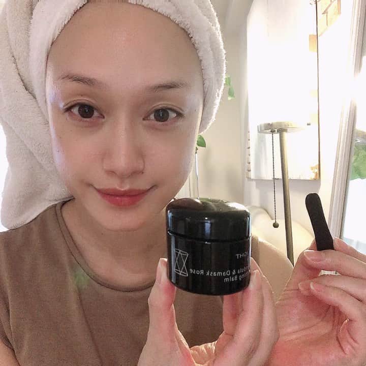 のインスタグラム：「今月の新月コスメ🌚✨ ◾️インライトビューティ C&Bバーム （カレンデュラ&ダマスクローズスージングバーム） @inlight_beauty_jp  ・ イギリス産まれの100%オーガニックコスメ✨ 低温プレスした有機植物油のブレンドされたバームが、 （すべての成分が有機原料✨） めちゃくちゃいいんです😌✨ ・ ほんの少しの量でのびが良くて べたつかず、肌にすっと馴染むんです👍✨（全身に使えて万能） ・ マスク生活や慣れない生活のストレスの肌荒れを抑えながら、 バリア機能を高め、正常な状態へと落ち着かせてくれます😌 ・ 次の日の肌は、キメが整ってて 調子がよくなるんです✨ ・ インライトビューティの製品は 植物、作る工程（周波数とか調和とか😳）からとてもこだわりがあるブランドで、 ひとつひとつ手作業で作り上げられているパワーたっぷりのスキンケアなんです💪✨ 新月の日にどんどん入れ込みたい💕 ・ #インライトビューティー #inlightbeauty #balm #organiccosmetics #vegancosmetics #pr #オーガニックコスメ #ビーガンコスメ #love #화장품 #뷰티 #미용 #좋아요 #스킨케어 #新月」