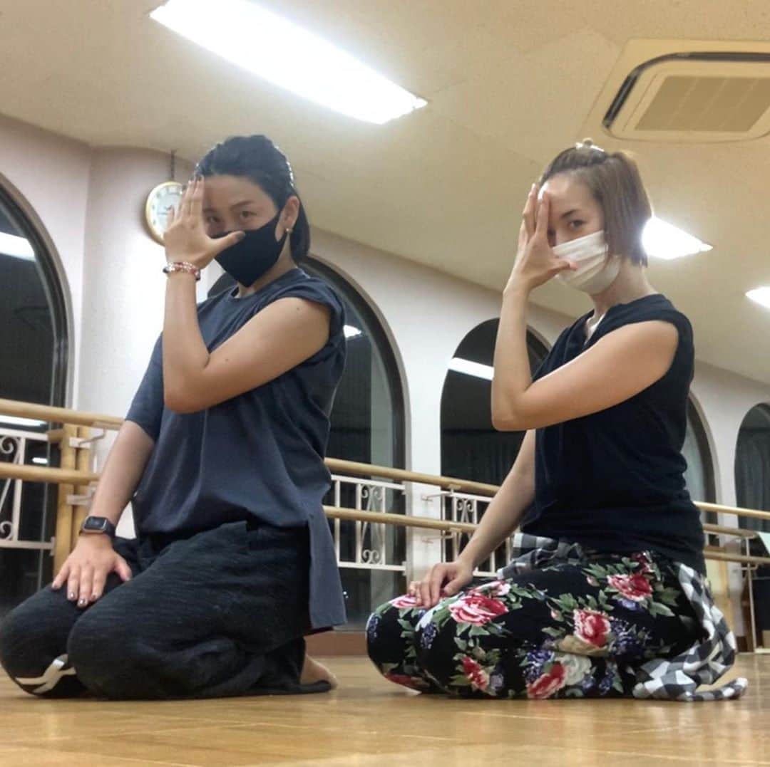 貴千碧のインスタグラム：「「The Phantom of the Opera」  いよいよ💃✨今月末にSTUDIO DANCE ALIVEさんにて行われますかけるとのコラボワークショップ💃✨ 2人で打ち合わせをしつつ振り作りがスタート🎶 ソーシャルディスタンスに気を配りながらも 盛り上がり…盛り上がり…このままでは喋りだけで終わってしまうっ！🤣と、真剣に振りを考え始めては又盛り上がり、大笑い🤣🤣 進まないー🤣🤣 でも進みました👊半分いったよ🎶  かけるは今宝塚歌劇団で振り付け助手として後輩の皆のサポートをしながら日本全国でダンスの修行をしています。かけるからどんどん生み出されていく振りはとってもおしゃれで本当に素敵だと思う。私は色々な面で彼女をとってもリスペクトしています。 一緒にいて元気をもらい、パワーをもらえるかけるとの時間はいつも沢山のワクワクで溢れています😍 こうやって素晴らしい仲間とお仕事させて頂ける事に心から感謝です🙏✨  . . . 「ZERO CAMP」 8/30(日) 11:00〜12:30  Member: 3500円 Visitor: 3800円 STUDIO DANCE ALIVE 河原町本校  窓も沢山ある大きなスタジオで 換気、体温測定、消毒などできる限りの感染予防を対処し、開催します。 人数制限もあります。@kyoto_dance_aliveのHPトピックスページよりお申し込み可能です。  . . #風馬翔 ちゃん#おんぶに抱っこ　で#お世話になりっぱなしの#貴千碧#ダンス　大好き繋がり #phantom #オペラ座の怪人 で#レッツダンス #笑う門には福来る  是非私たちと一緒に踊りませんか💃❤️」