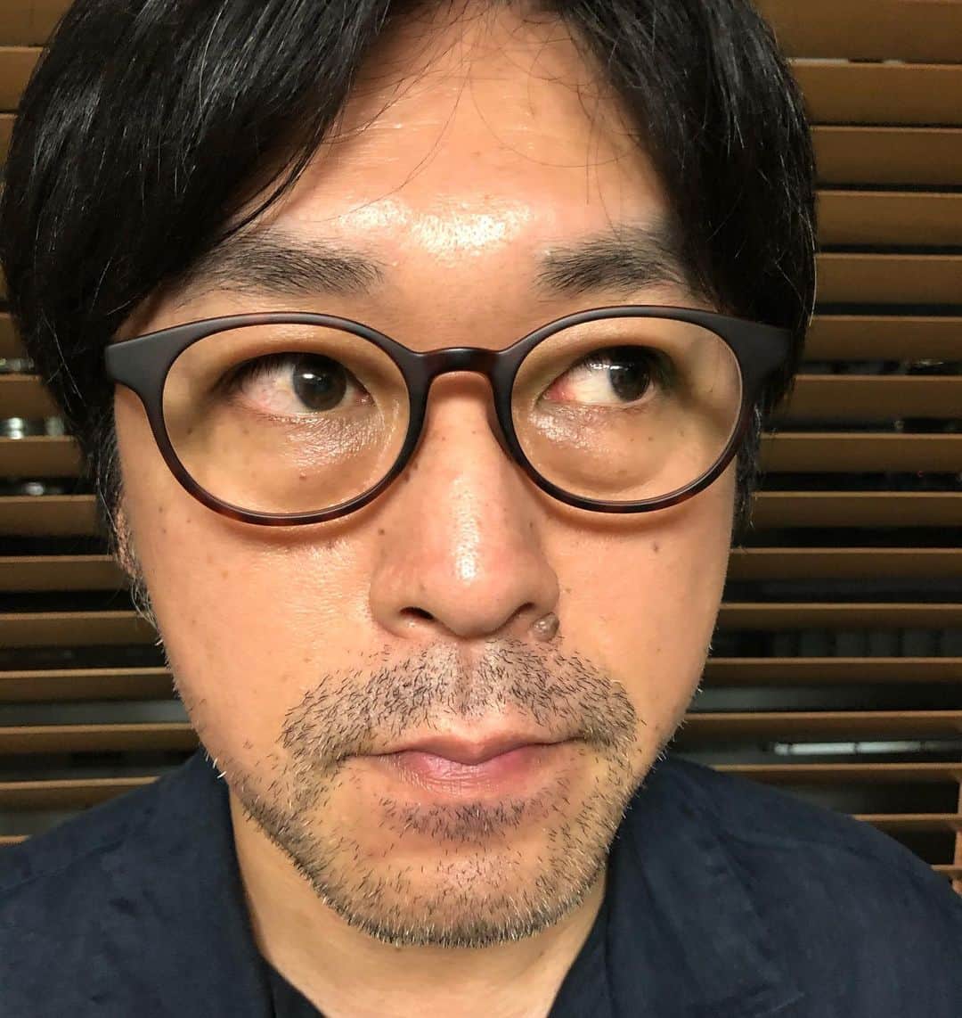 金剛地武志のインスタグラム：「初めての老眼鏡を妻にプレゼントしてもらいました。ありがとうございます。」