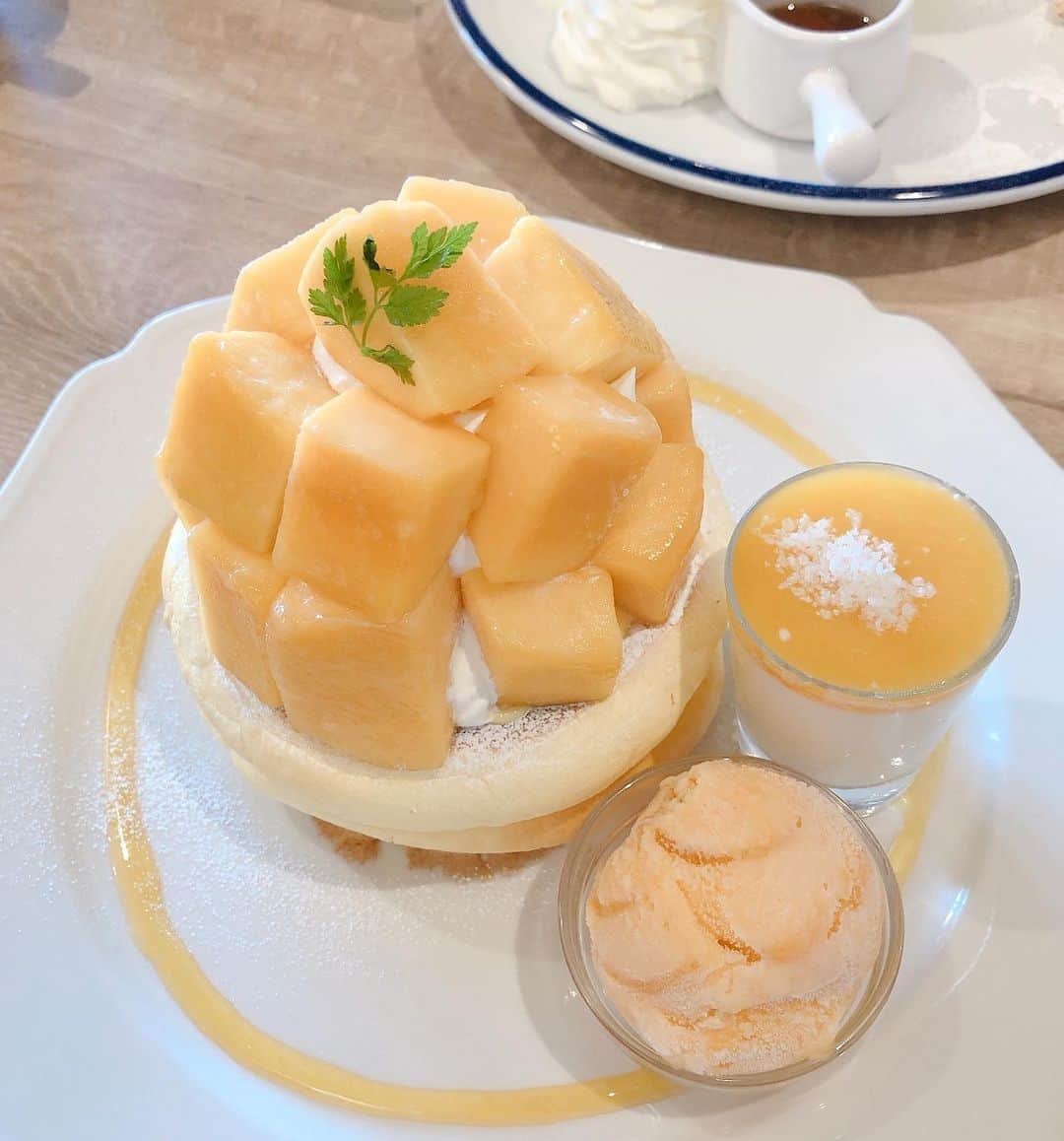 Kikuno Sayumiさんのインスタグラム写真 - (Kikuno SayumiInstagram)「〻pancake〻 ・ ・ ・ #夏の思い出 🥞 @3stars_pancake に行ってきたよ✨ ・ 前に通りがかった時に行列できてて気になってたのよね😍 マンゴーのやつと普通の頼んだ！ マンゴーめっちゃたっぷりだからマンゴー好きな人は是非◎ ・ 美味しかったけど私は普通の方が好きだった🤍ここの、今まで食べたパンケーキの中で1番美味しいかも😍 また行きたいなー💘 ・ 4枚目あらたんの目線の先にはジャンプして楽しそうなねえね🤸‍♀️ ほんとこの方ねえね大好きだわ🥰 #familyphoto ・ ・ ・ #あらたんコーデ#1歳#男の子ママ#mamagirl #ママリ#赤ちゃん#赤ちゃんのいる生活#赤ちゃん動画#姉弟#家族写真#お出掛け」8月19日 22時17分 - sayumikikuno