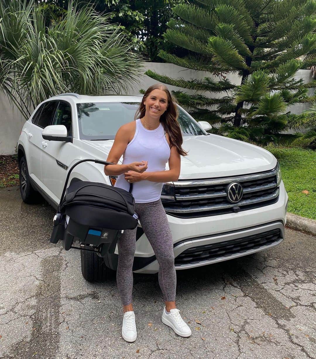アレックス・モーガンのインスタグラム：「Charlie and I are super excited about our brand new @VW Atlas Cross Sport! #VWPartner #VWCrossSport #FamilyVehicle」
