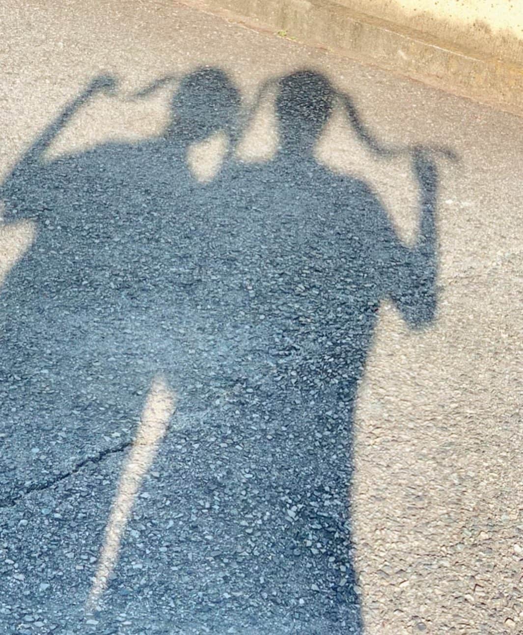 りりりのインスタグラム：「幼なじみ✖️影✖️じぶん。 髪型おそろっち(๑⃙⃘♥‿♥๑⃙⃘) ・ ・ #りりり #青春 #ぽい #幼なじみ #大好き」