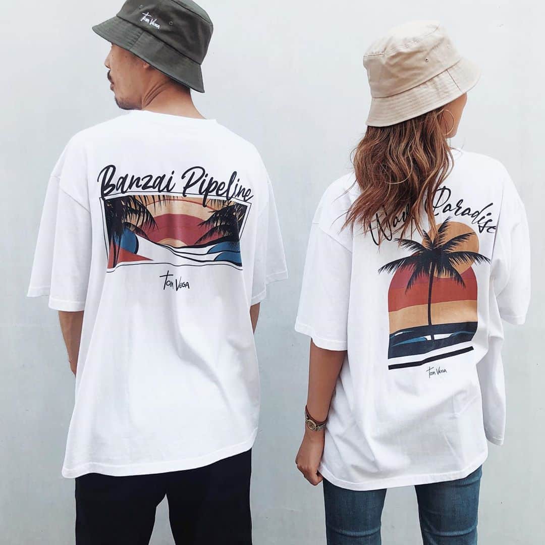 ラレイアのインスタグラム：「🌴 Tom Veiga @tomveiga のアートがお洒落なユニセックスTシャツができました😊✨ ・ こちら男女兼用で使えるのでペアで着るのもおすすめです😍🧡 ・ こちらデザインは3種類！ 今ご予約で今月末より発送可能です🌺 ・ しかも今ならMAX20%OFFクーポンもご利用可能😊 今のうちのご予約、お待ちしております🙏🧡 ・ ・ ・ 【お知らせ】 8/15(土)〜8/23(日)まで夏季休業の為営業をお休みしております。 この間にいただいたご注文のご対応は24日(月)より順次となりますのでご理解の程お願い致します。 ・ ・ ・ ・ ---La Leia Precious Life(ラレイア)--- @laleia_official ・ 楽天市場店 https://www.rakuten.co.jp/laleia-p-life/ ・ au wowma店 https://wowma.jp/user/52666346 ・ Yahooショッピング店 https://shopping.geocities.jp/laleia-p-life/ ・ ・ ・ @laleia_official  #tomveiga #art #artstagram #travel #photography #photogenic #ハワイ #フォトジェニック #インスタ映え #インスタ女子 #アロハ #ビーチ #海好きな人と繋がりたい #ハワイ好きな人と繋がりたい #ラレイア #楽天 #大人カジュアル #トムヴェイガ #ビーチガール #ビーチスタイル #コーデ #ユニセックス #カップルコーデ  #ビッグt」