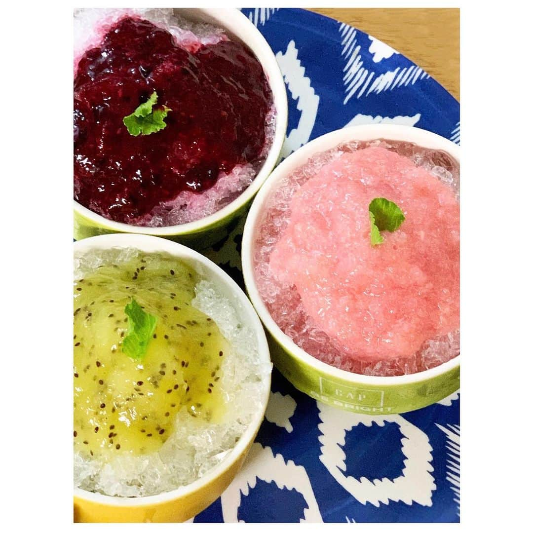 山崎直子のインスタグラム：「かき氷器を買ったけれどシロップが無いから来て🍧❗️寧ろ来ないと怒る‼️ ...と連絡があり🤣w 慌ててスーパーでフルーツを調達し友人宅へwww ・ フレッシュフルーツを使ったシロップを3種類作りました🎶 #🍑 桃と#🍓 ベリーと#🥝 キウイのシロップ😋 キウイ以外は火にかけて作る為、冷やす時間が必要で... 合間に海老を揚げてみました🍤w 21尾も揚げたけれどあっという間に完売して嬉しかった🤣❣️ ・ やっぱり食べてくれる人がいると作り甲斐があるな✨ ・ いつもありがとう😊 ・ ・ ・ #🍧 #かき氷 #ドウシシャ の電動本格#ふわふわかき氷 器✨レトロなデザインで可愛いかったな#かき氷好きな人と繋がりたい #shaveice #snowcone #japaneseshavedice #かき氷シロップ #手作り #かき氷機 欲しくなったー❣️#電動ふわふわとろ雪かき氷器 が気になる✨」