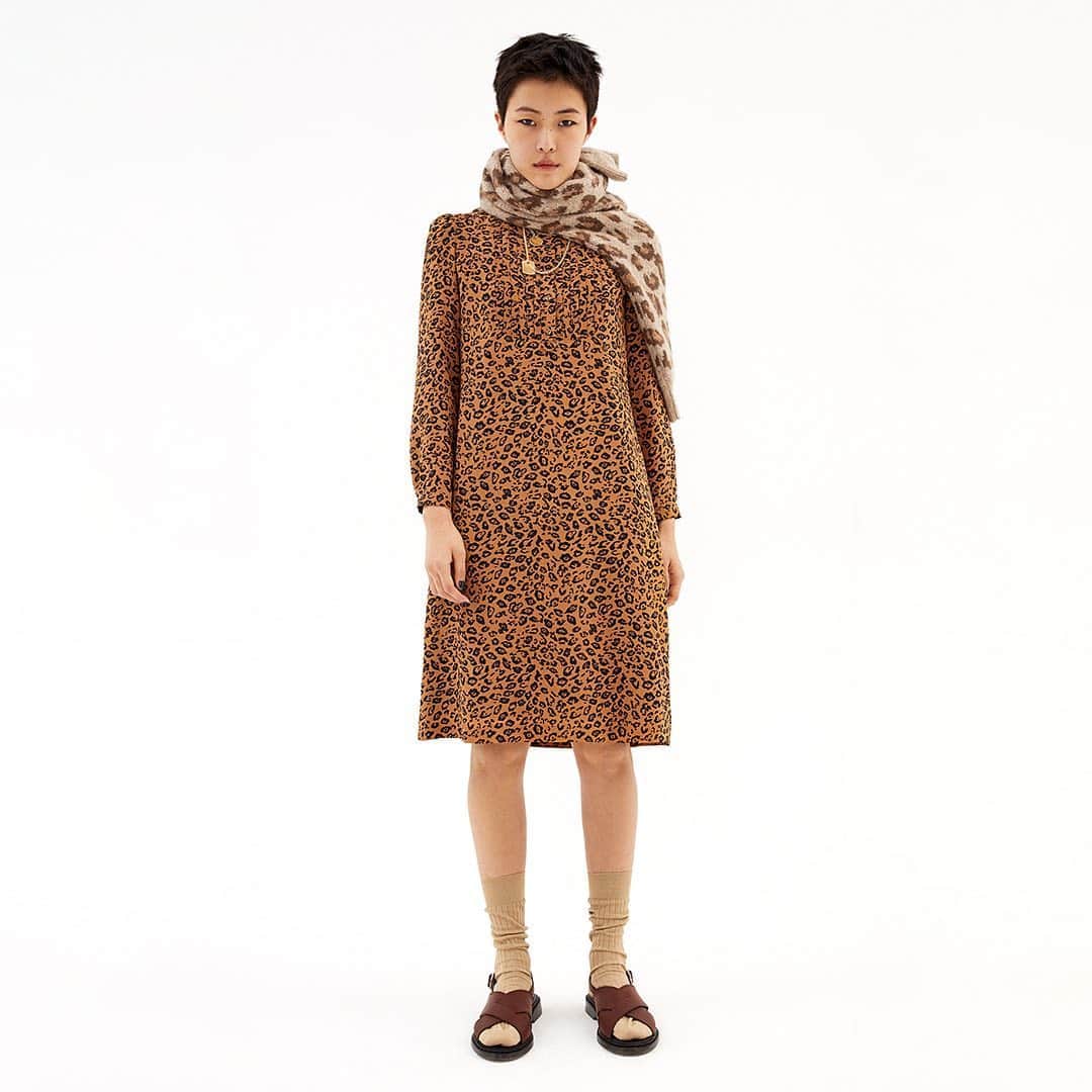 アーペーセーのインスタグラム：「A.P.C. Fall look.   @cochon_j is wearing the Lio dress and the Erika cardigan.  Available in stores and at apc.fr」