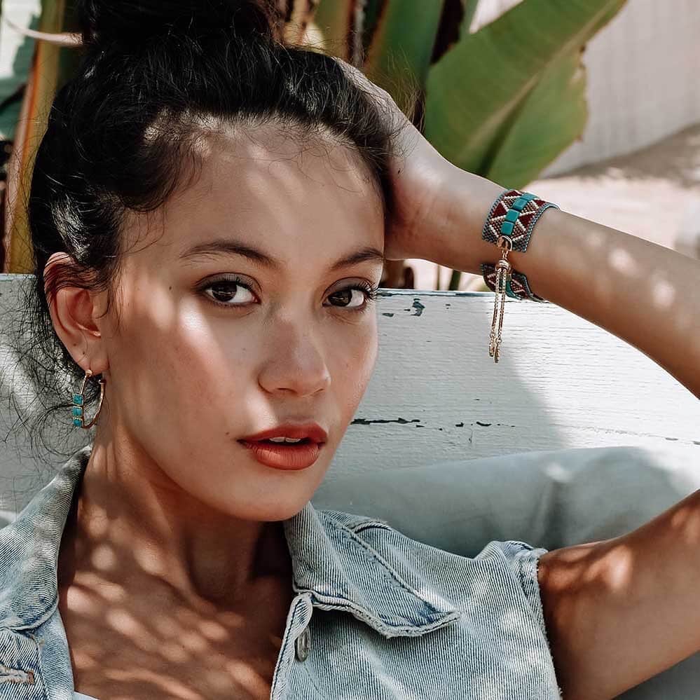 のインスタグラム：「Turquoise and denim never fails.⠀ ⠀ Pictured: Athena turquoise mosaic hoop  Ayamu beaded cuff, Carmen   #denimvibes #turquoisejewelry #turqouisejewellery #loveturquoise #ibizachic #ibizastyle #ibizastyles #bohochicstyle」