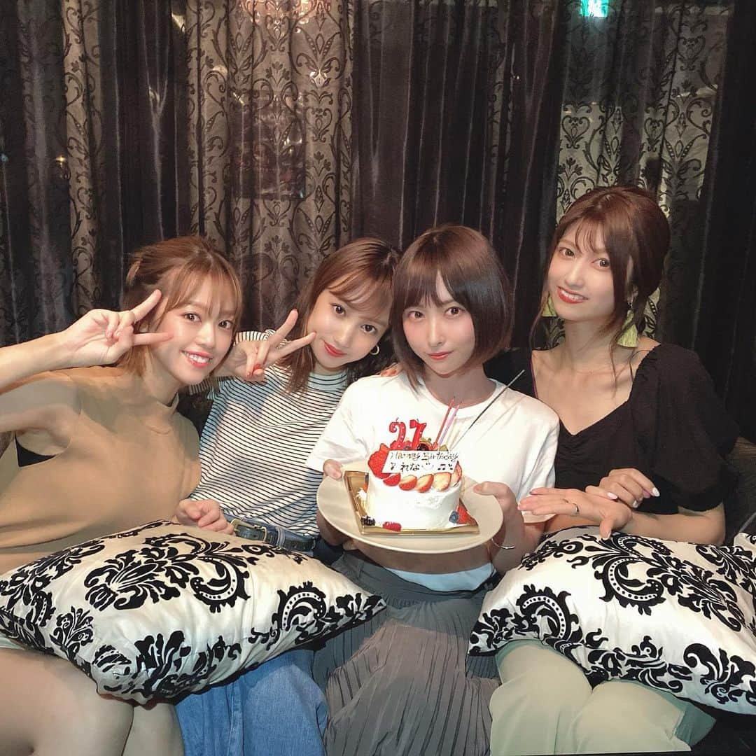 島田玲奈さんのインスタグラム写真 - (島田玲奈Instagram)「. もうお誕生日から結構経ったけど、親友たちに祝ってもらった時の💝 . 最後に動画も載せちゃった〜🎂 . 毎年、嬉しい！大好き🥰 . 27歳もたくさん一緒にいるであろう3人たちです🌻 . 今年は帰省ができなくて、家族に直接祝ってもらえなかったの悲しかったけど、皆んながいたから寂しくなかったよ〜(^^)❤️ . 今月いろんな写真たまってるので、ぼちぼち載せていこう☺️」8月19日 22時33分 - smd_rn321