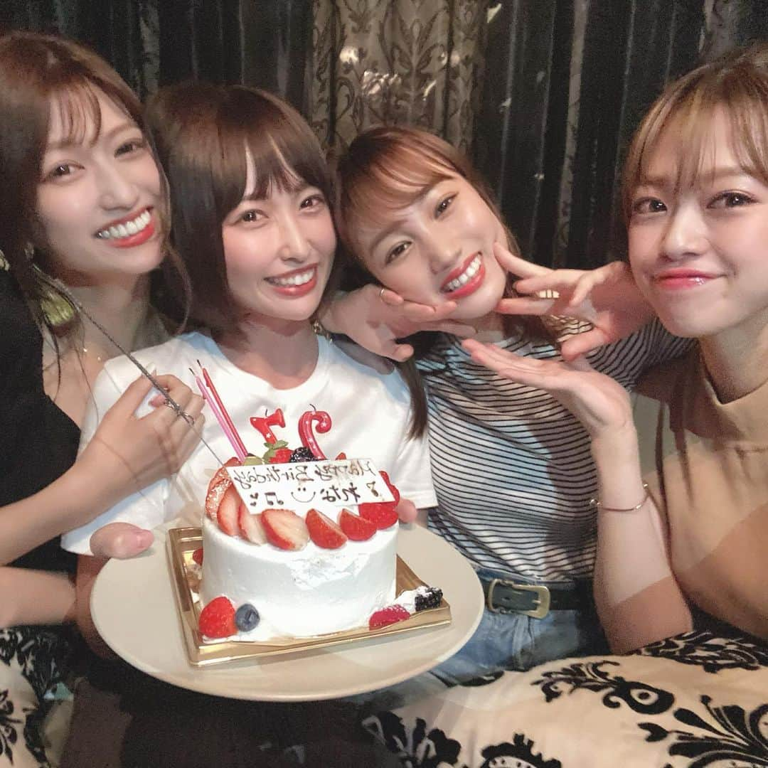 島田玲奈さんのインスタグラム写真 - (島田玲奈Instagram)「. もうお誕生日から結構経ったけど、親友たちに祝ってもらった時の💝 . 最後に動画も載せちゃった〜🎂 . 毎年、嬉しい！大好き🥰 . 27歳もたくさん一緒にいるであろう3人たちです🌻 . 今年は帰省ができなくて、家族に直接祝ってもらえなかったの悲しかったけど、皆んながいたから寂しくなかったよ〜(^^)❤️ . 今月いろんな写真たまってるので、ぼちぼち載せていこう☺️」8月19日 22時33分 - smd_rn321