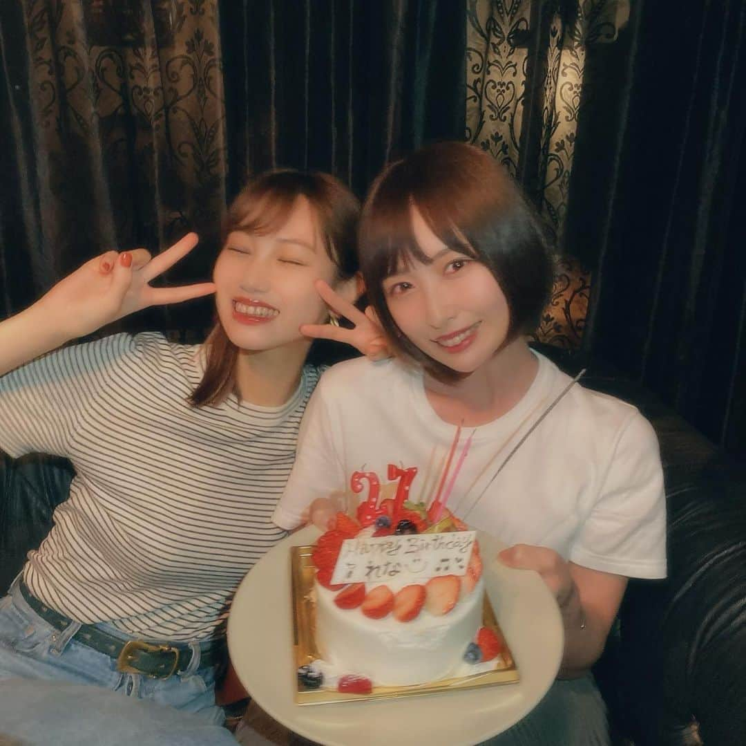 島田玲奈さんのインスタグラム写真 - (島田玲奈Instagram)「. もうお誕生日から結構経ったけど、親友たちに祝ってもらった時の💝 . 最後に動画も載せちゃった〜🎂 . 毎年、嬉しい！大好き🥰 . 27歳もたくさん一緒にいるであろう3人たちです🌻 . 今年は帰省ができなくて、家族に直接祝ってもらえなかったの悲しかったけど、皆んながいたから寂しくなかったよ〜(^^)❤️ . 今月いろんな写真たまってるので、ぼちぼち載せていこう☺️」8月19日 22時33分 - smd_rn321