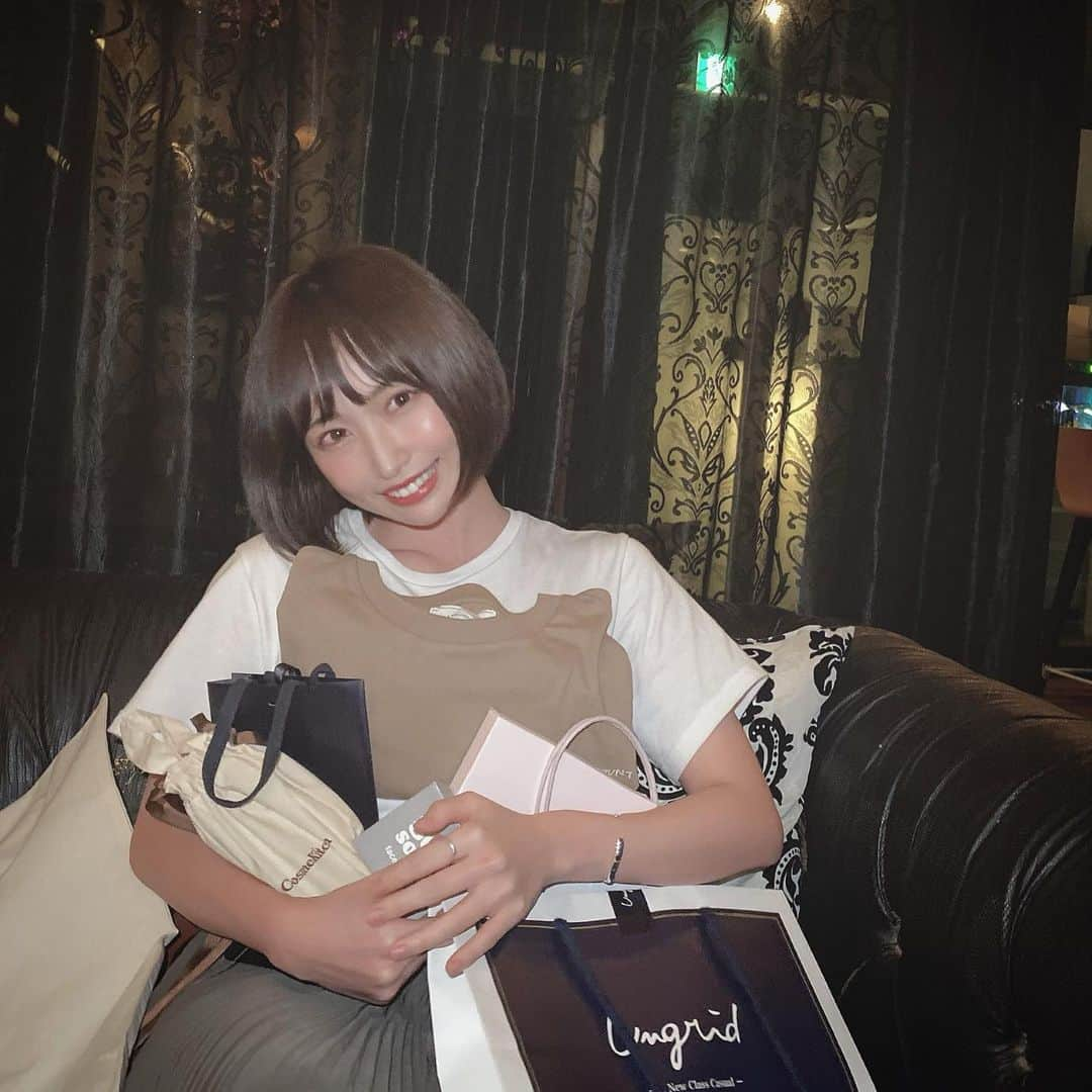 島田玲奈さんのインスタグラム写真 - (島田玲奈Instagram)「. もうお誕生日から結構経ったけど、親友たちに祝ってもらった時の💝 . 最後に動画も載せちゃった〜🎂 . 毎年、嬉しい！大好き🥰 . 27歳もたくさん一緒にいるであろう3人たちです🌻 . 今年は帰省ができなくて、家族に直接祝ってもらえなかったの悲しかったけど、皆んながいたから寂しくなかったよ〜(^^)❤️ . 今月いろんな写真たまってるので、ぼちぼち載せていこう☺️」8月19日 22時33分 - smd_rn321