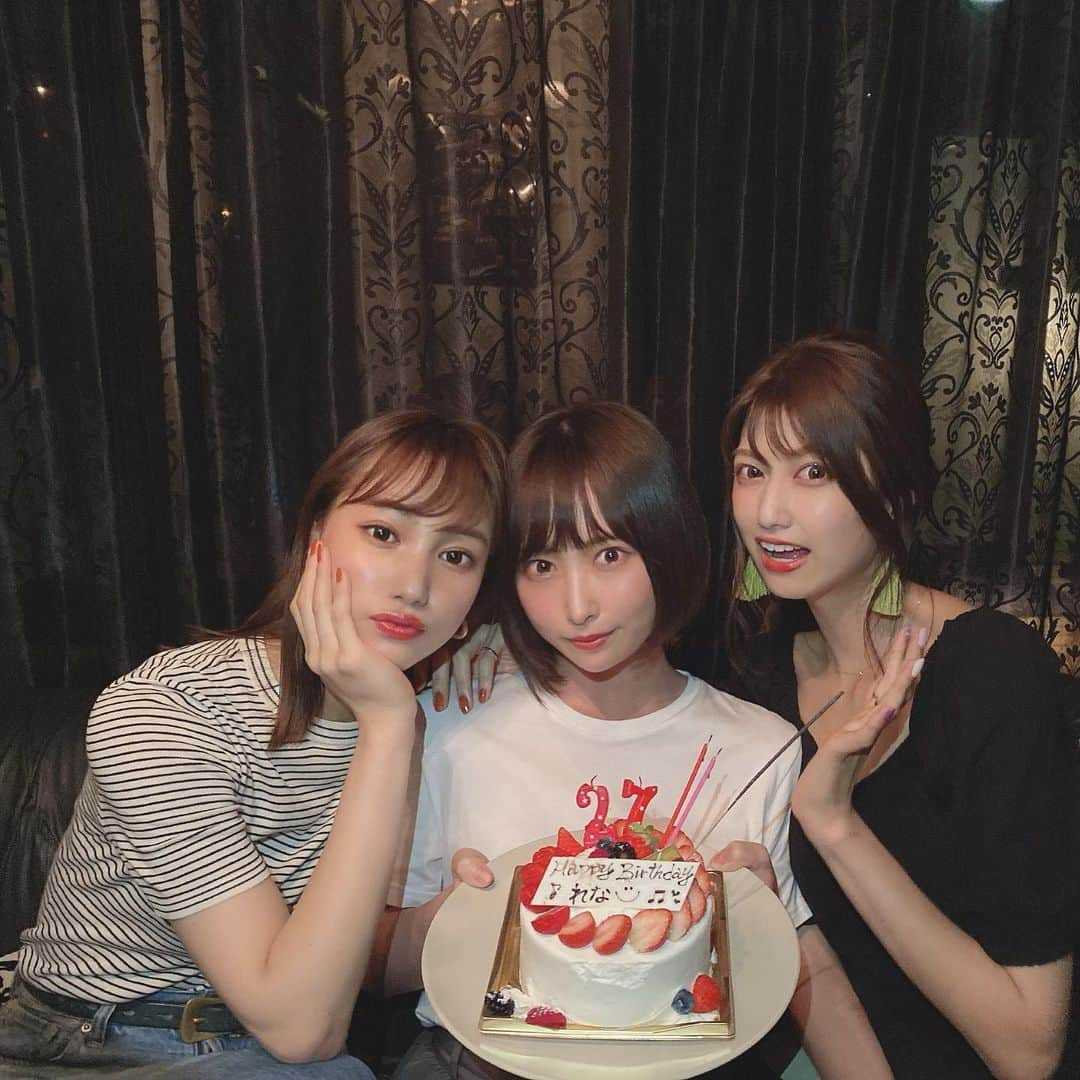 島田玲奈さんのインスタグラム写真 - (島田玲奈Instagram)「. もうお誕生日から結構経ったけど、親友たちに祝ってもらった時の💝 . 最後に動画も載せちゃった〜🎂 . 毎年、嬉しい！大好き🥰 . 27歳もたくさん一緒にいるであろう3人たちです🌻 . 今年は帰省ができなくて、家族に直接祝ってもらえなかったの悲しかったけど、皆んながいたから寂しくなかったよ〜(^^)❤️ . 今月いろんな写真たまってるので、ぼちぼち載せていこう☺️」8月19日 22時33分 - smd_rn321