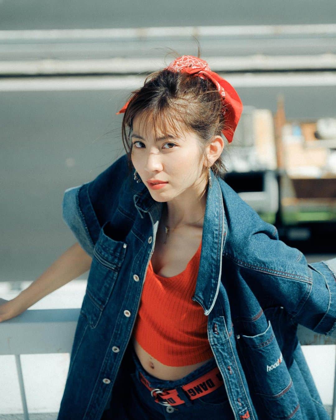 レイチのインスタグラム：「本日2nd mini Album "TWEMPTY" がリリースされました  ちょっと長めに書かせて🐬  前回のmini Albumから2年半、 悔しい思いもしたし 上手く行かん事もいっぱいあった。 でも、1秒前の自分にも負けたくないし 絶対見とけよって気持ちで前も見ずに ただ今を突っ走って、色んな人のサポートの お陰でリリースできてほんの少し 心に余裕が出来た。 そんな今やからこそ、 これからの自分にも言える事は、 上手く生きようとせんでええでー😊 負けん気強い自分は、空回りする事も良くあるけどそれでいい。 回って回って辿り着いた答えが YESでもNOでも自分で出した答えなら堂々としてれば良い。 "ここで終わるような女じゃないわ" これは一番気に入ってるフレーズ🌹  いつも応援してくれてる皆ありがとう。 本当にどんだけその声に 助けられてきたか。 今度は誰かを助けられる事が出来たらいいな💫 愛してるよ。ほんまに。」