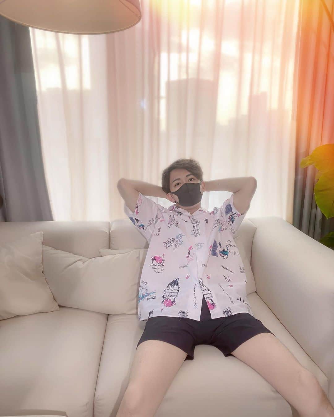 カブキンのインスタグラム：「3日間くらい ずっとこの体勢です。  ちょっと飽きてたので オススメの体勢あったら コメントで教えてください。  #婚活  #婚活YouTuber  #認証バッチ嫁だけ貰えたのなんで」