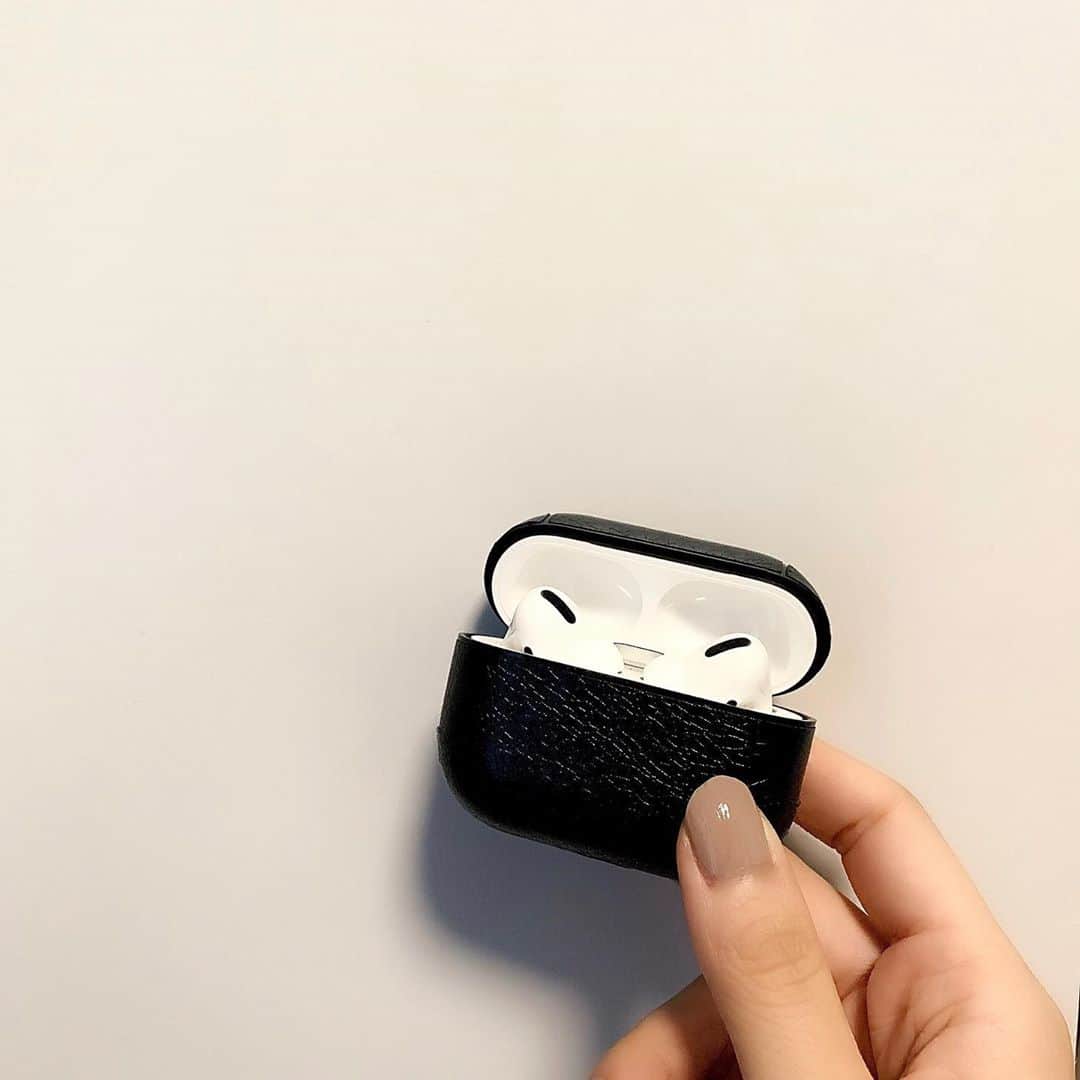 小林玲のインスタグラム：「.﻿ ﻿ ﻿ AirPods Proのケースは﻿ シンプルに大好きな黒色の﻿ レザーケースにしたよ！﻿ ﻿ ﻿ ノイズキャンセル機能が﻿ 素晴らしすぎて感動した💫💫💫﻿ ﻿ ﻿ これで音楽聞いたり﻿ 動画みたりするの楽しい*\(^o^)/*﻿ ﻿ ﻿ ﻿ ﻿ ﻿ #airpods #airpodspro #apple ﻿ #earphone#bluetooth #black﻿ #leathercase #bluetoothイヤホン﻿ #airpodsproケース ﻿」