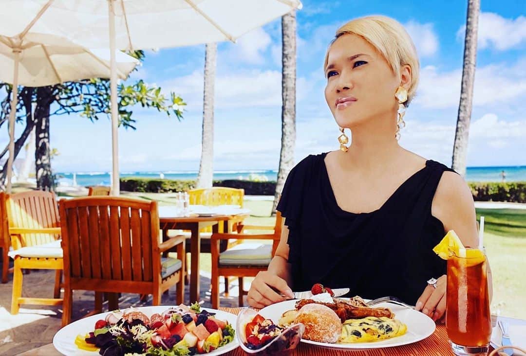 IKKO【公式】さんのインスタグラム写真 - (IKKO【公式】Instagram)「懐かしの朝食〜❤️❤️❤️ ハワイの思い出写真パート4〜❤️❤️❤️ 素晴らしい景色を見ながら食べる朝食って素敵ね〜❤️❤️❤️ 潮風がとても気持ち良かったのを思い出すわ〜❤️❤️❤️」8月19日 22時41分 - love_ikko