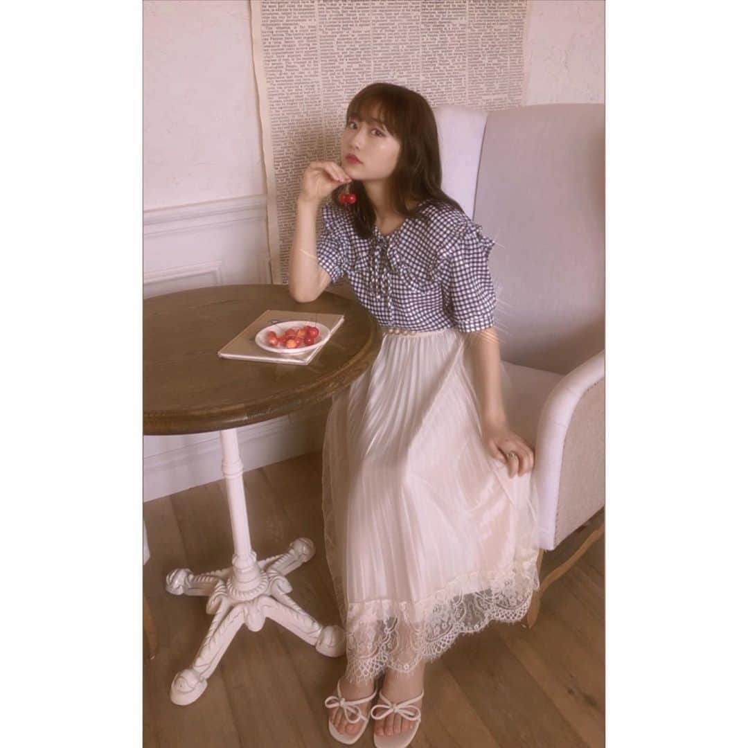 としお理歩のインスタグラム：「みなさんいかがお過ごしですか？🍒  最近はちょっと暑いところにいるだけで、バテてしまって体力が落ちた感じがしてます。笑  お部屋を少し模様替えをしたり アロマたいてお家で本を読んだり、映画を見たりして過ごしてます。 急に物欲が湧いてきてネットで可愛い洋服を、探し漁ってたらすぐ時間経ってしまうね。  外に出て自然に触れるのもお家に引きこもるのもどっちも好きです！！ #最近のお話」