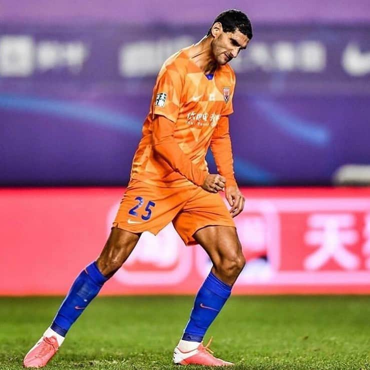 マルアン・フェライニのインスタグラム：「We keep going +3 ... @lunengtaishan ⚽️#team#spirit#motivation#win#goal#  #toma#🦍🦍🦍」
