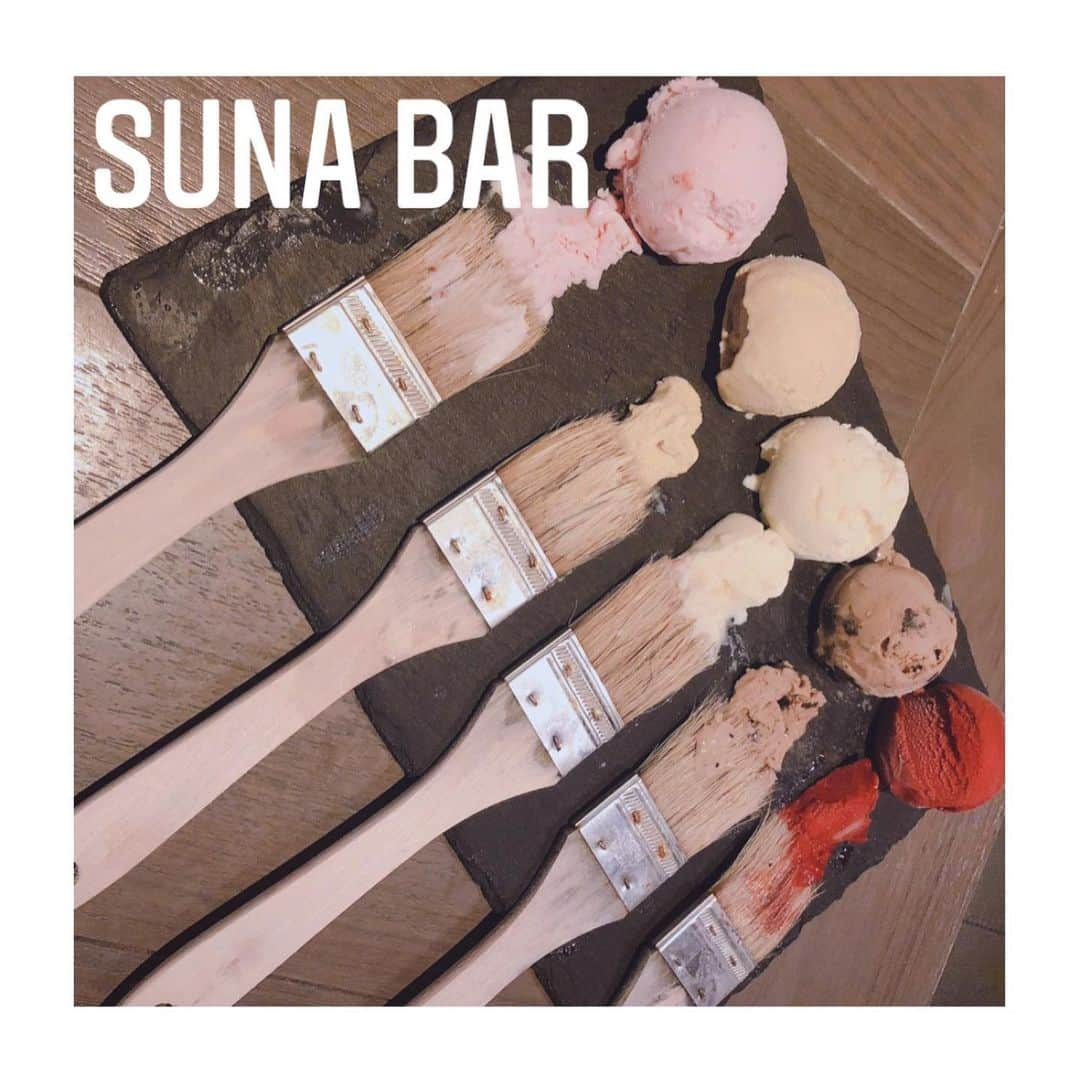 いーちゃんさんのインスタグラム写真 - (いーちゃんInstagram)「. 名駅の #SUNABAR 🏖🐠☀️ . ☞ @sunabar.ryugu  . お店に入ると全席の床にさらさらの 砂が敷きつめられてて南国気分(˶ ⍤ ˶)ᐝ ビーチサンダルに履き替えてふわふわの 床を歩くから気持ちよかった👼✨ . お通しがスイカでびっくり🍉❣️ ご飯はピザ、パスタ、アヒージョ とかを注文しました(๑˃ᴗ˂)و♡ 全部美味しかった🍕 . 最後にアイス‪🍦‬とシーシャ🚬 ハケとアイスがかなり映え🥺💕 可愛すぎるし味も5種類楽しめます♪ . シーシャ(水煙草)も結構好きだから せっかくだし吸ったけどお店の雰囲気が いいのもあって楽しめました( ´-` ).｡oO . . #名駅グルメ #名駅バー #砂浜バー #砂浜カフェ #シーシャ女子 #メキシコ料理 #ワイン」8月19日 22時46分 - echan_10