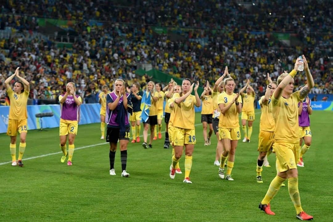 コソヴァレ・アスラニさんのインスタグラム写真 - (コソヴァレ・アスラニInstagram)「4 years ago today. Olympic 🥈 in Rio. Aiming higher in Tokyo next year. #swewnt」8月19日 22時50分 - asllani9