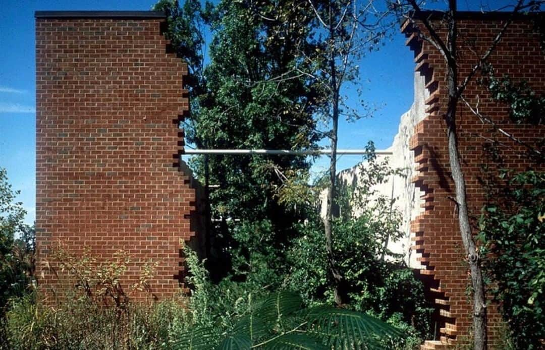 OFF-WHITE C/O VIRGIL ABLOHさんのインスタグラム写真 - (OFF-WHITE C/O VIRGIL ABLOHInstagram)「[premise image] site for best forest building, richmond, virginia, usa, 1980 via @duncan.gibbs」8月19日 23時01分 - off____white