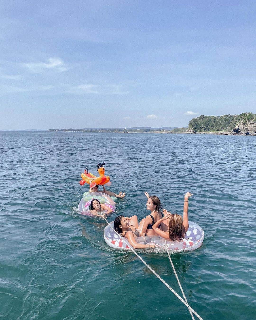 Manamiのインスタグラム：「おばギャルたちの夏休み🥽🛥🌭 毎年恒例の釣り🎣 いつも大量に釣れるんだけど 今日は1匹しか釣れずただの船上パリピ🤗 釣りは来月リベンジ🎣 ㅤ #しばらくは日本を楽しむぞ🦌」
