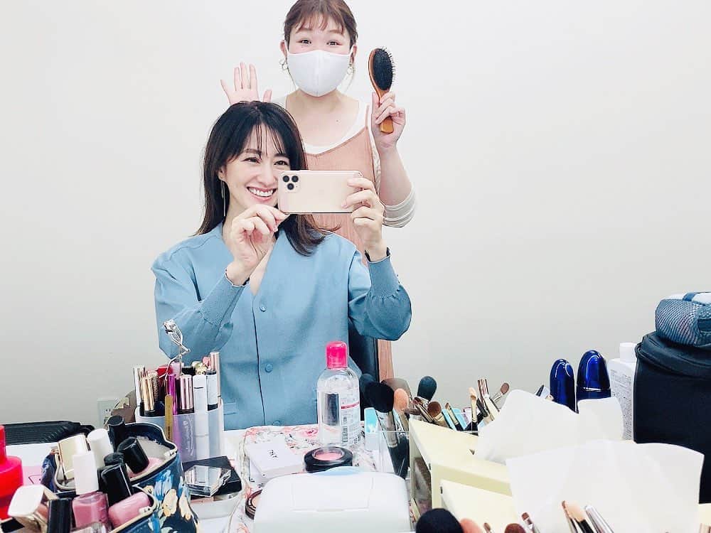 前田ゆかのインスタグラム：「今日はROIの久保さんと一緒の撮影 @fuyumi_kubo   いつも美容を楽しんで試してる姿が表現や姿勢に表れて、そんな心持ちがステキだなぁーと思う✨  かわいいポーズ🙆‍♀️  #shooting #beauty #久保フユミ さん #ROI」