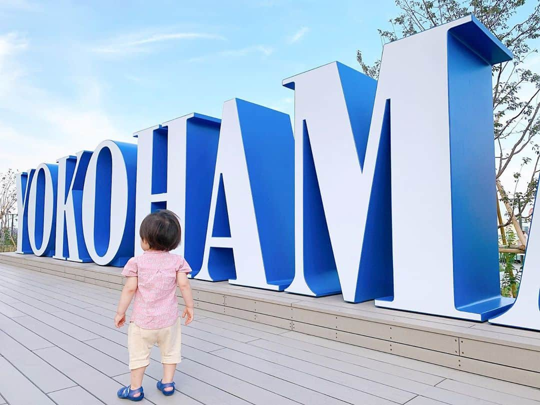 永峰絵里加のインスタグラム：「YOKOHAMA rooftop☀️🌿🌳 ・ 屋外で、密にならず、子どもと過ごせる場所を探しに。  お家遊びや公園だけだとどうしても時間を持て余してしまうので、新スポットのうみそらデッキに行ってみました◎  地上12階にある屋上庭園だから風が吹いていて思ったよりも暑くなく快適😎・ 遊具は無いけれど景色が良いし まだ1歳の息子にとってはオブジェや草木も遊び相手みたいな物なので楽しそうに探検していました👦🏻◎  ・ あと大人がデッキにズラっと寝そべっている光景が珍しかったからか、それぞれニコニコ近づいていって手を振って去るという謎のサービスをしていた笑  いい場所だったー。また行こうね^ ^  ・ ・ ・ ・ #rooftop #yokohama #deck  #niceplace #newoman  #うみそらデッキ #jr横浜タワー #ニュウマン横浜 #横浜 #屋上庭園 #息子とお出かけ」