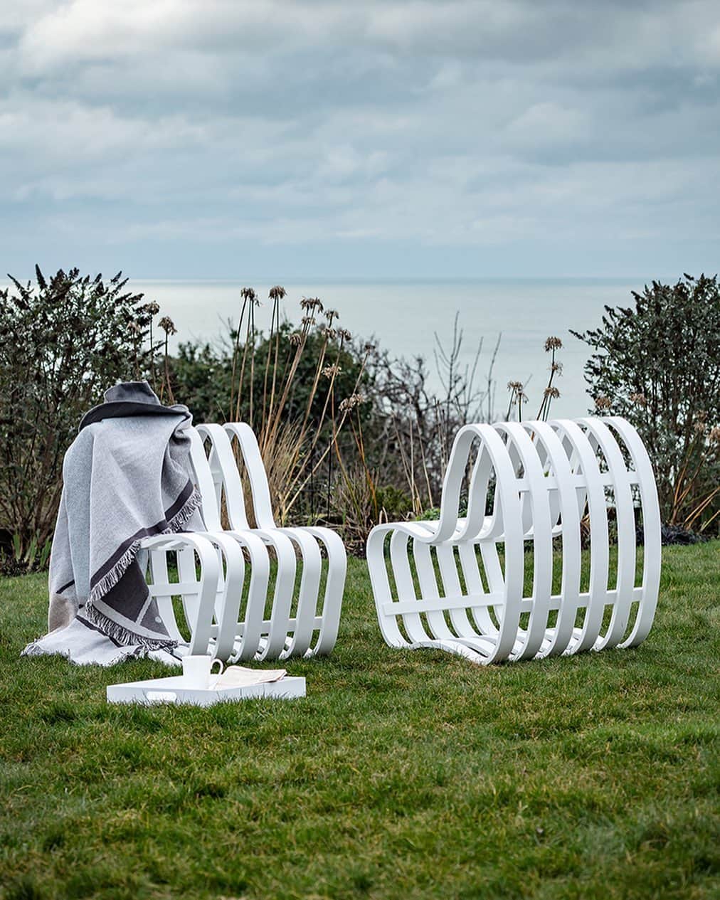 Design Milkさんのインスタグラム写真 - (Design MilkInstagram)「Way back in 2019, @ninamoellerdesigns launched the flowing CURVE Bench for indoor spaces. The piece was such a hit that they’ve created an all-weather outdoor version made from hard-wearing HI-MACS® material. The super adaptable design of the CURVE Outdoor Bench can be used alone or joined with others to create your ideal seating arrangement in residential or commercial spaces. \\\ designmilk[dot]com」8月19日 22時59分 - designmilk