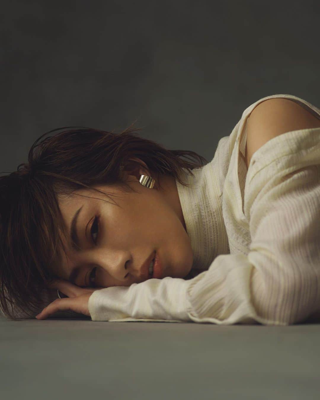 長山一樹のインスタグラム：「本日発売の雑誌ananにて美弥るりかさんを撮影しました。艶麗な8ページを是非ご覧ください。  @rurika_miya_official  #美弥るりか  Styling @nakagane_s_14  Hairmake @tomokookada  #anan #photography  #portrait #hasselblad #h6d #kazukinagayama #長山一樹」