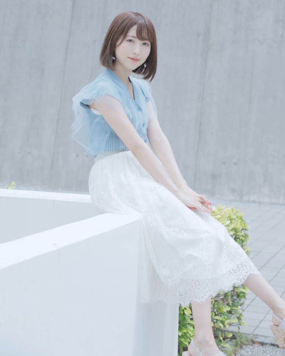 小桃音まいのインスタグラム：「🕊. . おすわり. .  . もう8月も終盤だね〜.  . 花火大会もお祭りもない. 夏はちょっと寂しいです. . 浴衣着たいなぁ〜. . みんなは夏っぽいことした？♡. . . お誕生日まで5日🎂.」