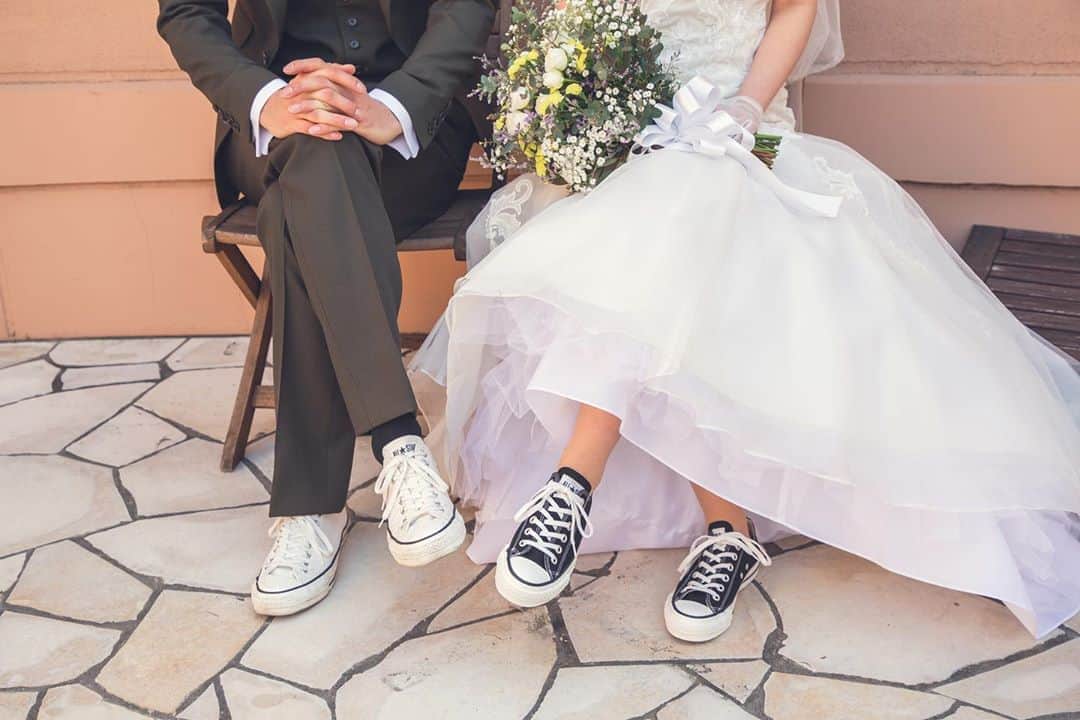 ヴィラデマリアージュさいたまのインスタグラム：「—party report—﻿ ﻿ Kazuyuki & Sake’s Bon mariages ﻿ 『pas à pas』﻿ ﻿ pas à pasとはフランス語で「一歩一歩」という意味があります﻿ ﻿ 靴屋さんで出会ったおふたり👞﻿ 毎回のお打ち合わせにはいつもシミラールックでお越し下さり﻿ その姿を拝見するのもプランナーのひとつの楽しみでした♡﻿ ﻿ おふたりお気に入りのお揃いシューズでの﻿ お写真撮影をご提案させていただきました﻿ ﻿ おふたりらしさの溢れる楽しいフォトタイム﻿ Bon mariages!﻿ ﻿ ﻿ ﻿ ブライダルフェアのご予約は﻿ InstagramのDM・プロフィール欄URLヴィラデマリアージュの公式ホームページにて﻿ ﻿ ﻿ #villasdesmariages#ヴィラデマリアージュ#ヴィラデマリアージュさいたま#結婚式レポート#結婚式場#ウェディング#wedding#ブライダルフェア ﻿ #式場見学#大宮結婚式場#結婚式場探し#式場探し#南フランス#コンセプトウェディング#ガーデンウェディング#プレ花嫁#プレ花嫁準備#プレ花嫁さんと繋がりたい#卒花嫁#卒花嫁レポ#卒花嫁さんと繋がりたい#さいたま#さいたま結婚式場#2021春婚 #maisondeblanche_saitama」