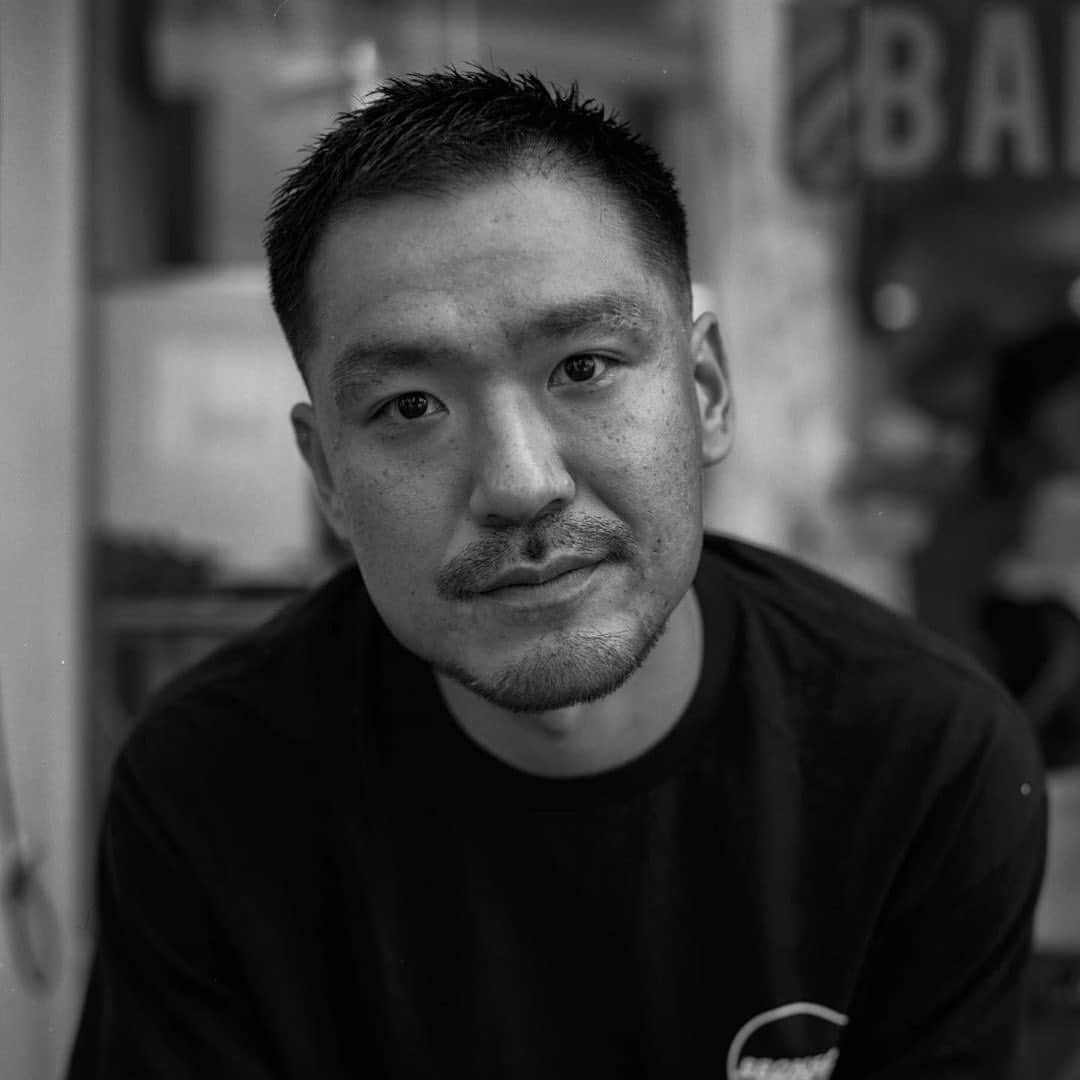 のインスタグラム：「••• @barbershop_king のスタイル💇‍♂️💈 床屋らしい深みのあるカッコ良さ💈 . Repost  from @barbershop_king . ••• DRESSKIN🎩 Men's grooming online store🤵🏻 https://dresskin.com ⇨プロフィールからご覧ください👀 🌏For international customer ⇨https://global.dresskin.com✈️ ••• #barbershopking #king #dresskin #menshair #mensgrooming #pomade #gentleman #barber #barbershop  #キング #バーバーショップキング #三軒茶屋 #下馬 #ドレスキン#メンズコスメ #メンズグルーミング #美容男子 #シェアコスメ #メンズヘアスタイル #バーバーショップ #バーバースタイル #バーバーアイテム #フェード #ポマード」