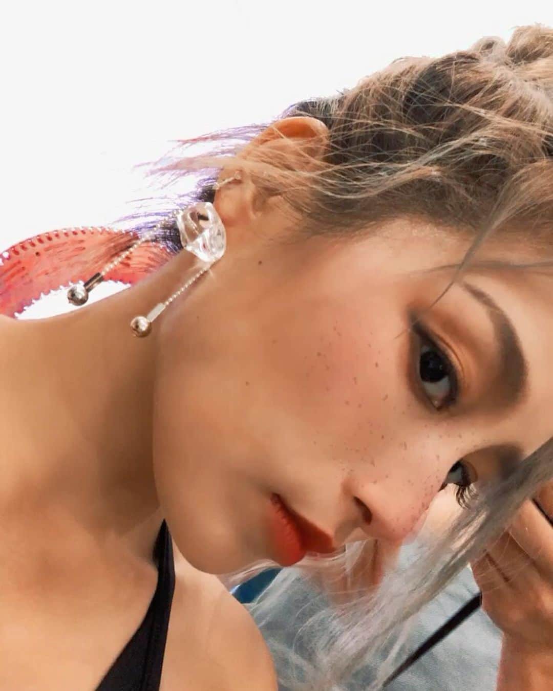 安柏兒のインスタグラム：「被妝髮還是很幸福的 照鏡子覺得自己漂亮了一點 好捨不得洗頭卸妝ㄛ 😩  右滑表情包  好北爛 喜歡❤️」