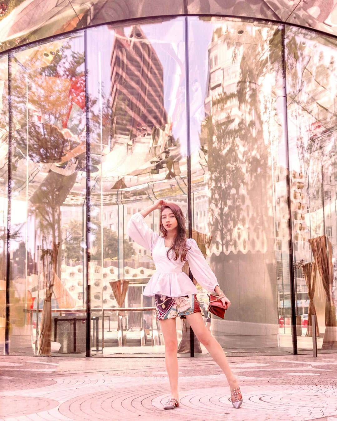 Moanna S.さんのインスタグラム写真 - (Moanna S.Instagram)「Can you guess where this is from the reflections?🧊 Top: @staud.clothing @yoox  hair @chillworkshair #yoox   Shop @YOOX with Bank of Communications Credit Card to enjoy 8% credit rebate! (bounded by related T&C)」8月19日 23時03分 - moannaxdessire