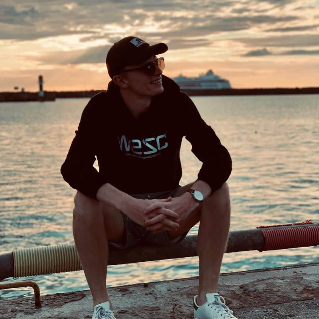 ウィーエスシーさんのインスタグラム写真 - (ウィーエスシーInstagram)「Nothing like a good sunset 🌅 Take a look at all hoodies available. link in bio. • • • • • • ​#wesc #wescspring20 #springarrivals  #wearethesuperlativeconspiracy #guiltypleasures #ss20 #spring #collection #graphictees #springwear #graphics #hoodie #warmweather #swim #jordan1 #palmtrees #palms #alloverprint #summervacation #igsneakerheads #poolside #stayfocused #swimtrunks #ootd #ootdstyle #twins #graphictshirts」8月19日 23時07分 - wesc1999