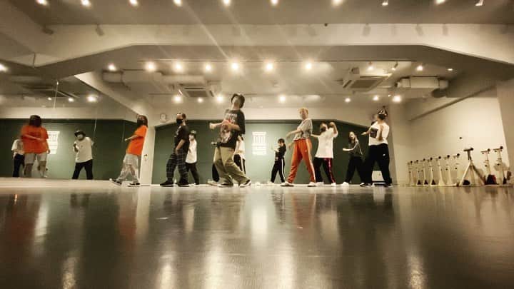 akihicのインスタグラム：「⭐️⭐️⭐️ きょうのれすーーーん ・・・ 懐かしい青春の一曲でー 来てくれたみんなありがーちょ‼️ 来週は続きやるの巻🔥 ・・・ #music  #dance  #lesson  #b2k」