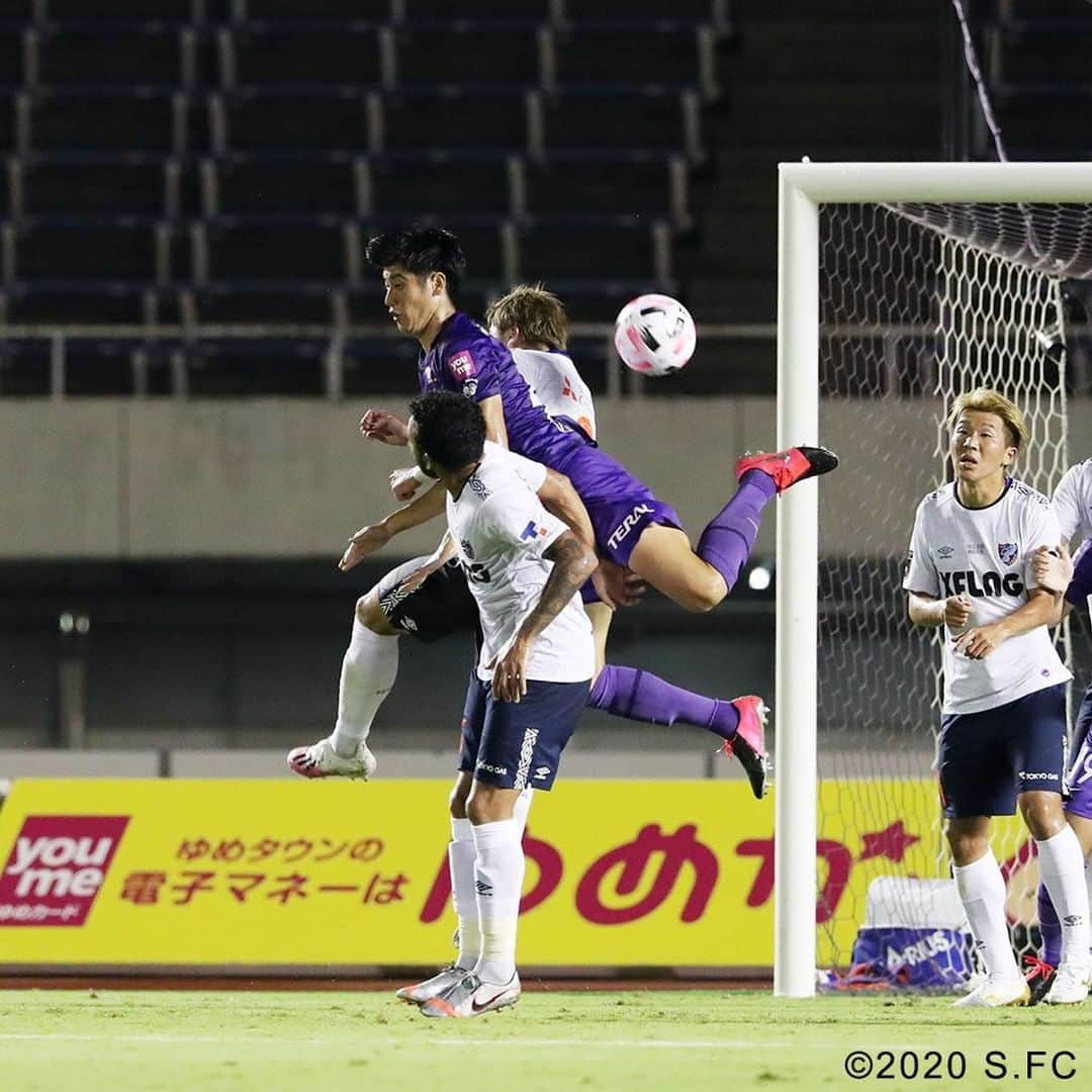 サンフレッチェ広島さんのインスタグラム写真 - (サンフレッチェ広島Instagram)「. ⚽️明治安田生命J1リーグ第11節　試合結果⚽️ サンフレッチェ広島　3-3　FC東京 前半：2-3 後半：1-0 【得点者（広島のみ）】野上結貴、荒木隼人、川辺駿  前半だけで2-3という、この対戦カードでは意外な乱打戦となりましたが、試合終了間際に川辺駿選手が同点ゴールを決め、引き分けに終わりました。  暑い中、平日ナイトゲームの試合にご来場いただき、ありがとうございました。  #野上結貴 選手 #荒木隼人 選手 #佐々木翔 選手 #青山敏弘 選手 #大迫敬介 選手 #森島司 選手 #川辺駿 選手 #sanfrecce #積攻」8月19日 23時13分 - sanfrecce.official