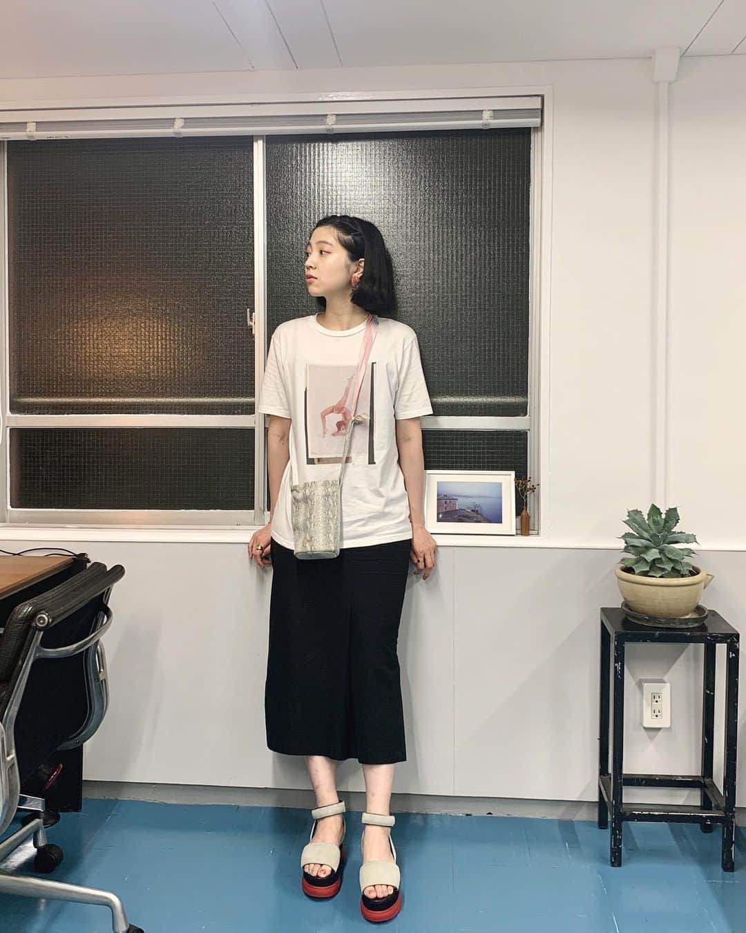 のインスタグラム：「💗🦕🥥 #おみゆ箪笥  Tshirts @mamekurogouchi × @theconveni . bottoms @susuri2 . shoes @mm6maisonmargiela . bag @eenk_official × @ur_rosso . scarf used. earrings @lapuis_official .」