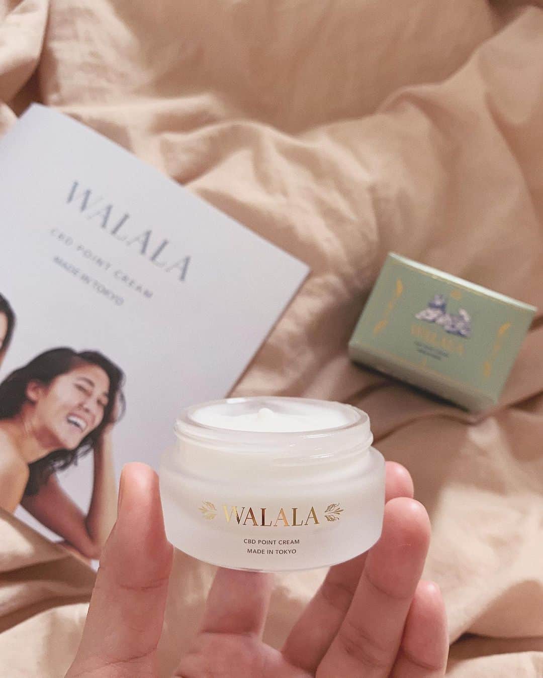 神尾美沙のインスタグラム：「🌿﻿ ﻿ 今日から先行発売﻿ 日本初のCBDブランド @walala.jp ﻿ のクリームを頂きました♡﻿ ﻿ おしゃれすぎない？﻿ マルチに使えるクリームは﻿ レモングラスの香りが爽やか🍋﻿ クリームといいつつジェルっぽい質感で﻿ ベタつかないから、ほんとに﻿ 時間もシーンも選ばず使える♡﻿ ﻿ リモートワーク継続中だけど﻿ ちょっとした息抜きの時間とかに﻿ 首筋や手元に塗るのもいい感じ！﻿ CBD系の商品はじめて使ったんだけど﻿ WALALAは皮膚をよりすこやかに﻿ サポートするために作られてるんだって😌﻿ ﻿ ヘルス&ウェルネスをコンセプトに﻿ 自分と向き合って自分に優しくなる時間が﻿ 増えることを願っているそう🍃﻿ ﻿ 日々忙殺されるけど…﻿ ちょっと立ち止まる時間も必要だなって﻿ 改めて思うよ。心から。。笑﻿ ﻿ ﻿ ﻿ #walala#ワララ#ボディクリーム#ボディケア#デイクリーム#マルチクリーム#国産スキンケア#レモングラスの香り#レモングラス#CBD#CBDクリーム#cbdcream#スキンケア#アルコールフリー#パラベンフリー#気分転換#リモートワーク#保湿#保湿ケア#保湿クリーム#リフレッシュ#リフレッシュタイム」