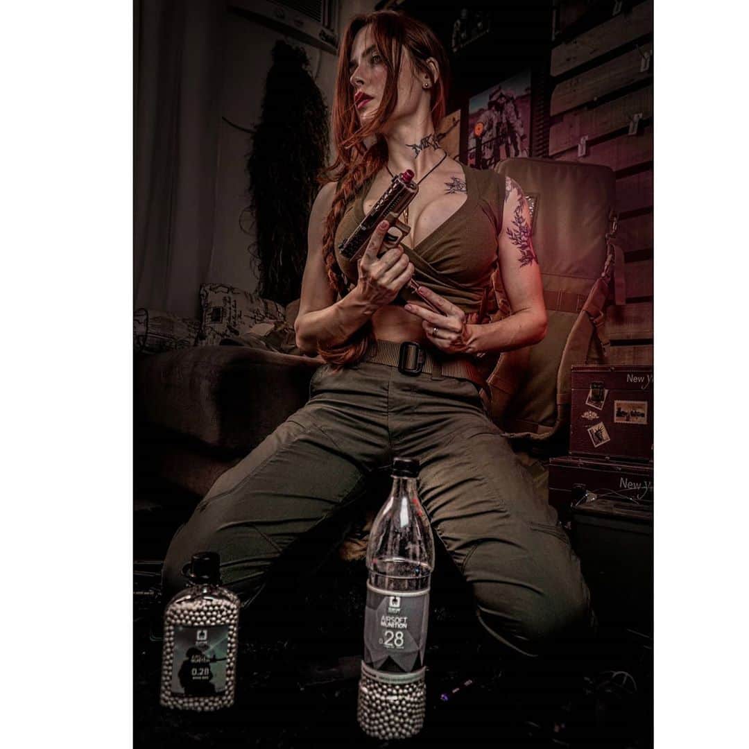 Anna Vargasのインスタグラム：「PALINÓIA (s.f): A repetição compulsiva de um ato como forma de melhorar a sua execução; treinamento árduo. Não existe caminho fácil pra quem mira a excelência.🤘🏻 . Foto por: @shotbykaue . Parceiros: LOJA: @companystoreac Use o cupom MYST para ganhar 5%OFF . EQUIPAMENTOS TÁTICOS: @511tacticalbrasil . MUNIÇÃO: @spartanairsoftmunition . TREINAMENTOS TÁTICOS: @fhtreinamentosespeciais . PATCHES BORDADOS: @1ciadistintivosoficial . SITES: @sitevipinternet . CAMISETAS: @teamsix.brasil . #airsoftgirl」