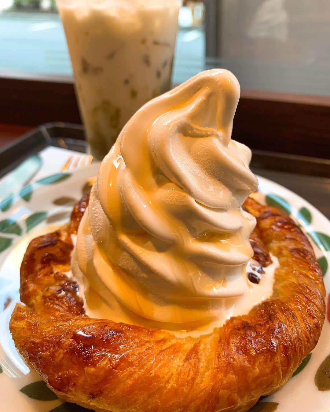 愛純もえりのインスタグラム：「サンマルクカフェのデニブラン🍦 とアイス抹茶ラテ  サンマルクカフェの私の定番☕️  ソフトクリームとデニッシュそれぞれの味が好きなのよ それなのに、ふたつが一緒になったら そりゃもう美味しいに決まってるよ🌟  週に1回は食べたくなる🙈 チェーン店は手頃で嬉しい🍴」