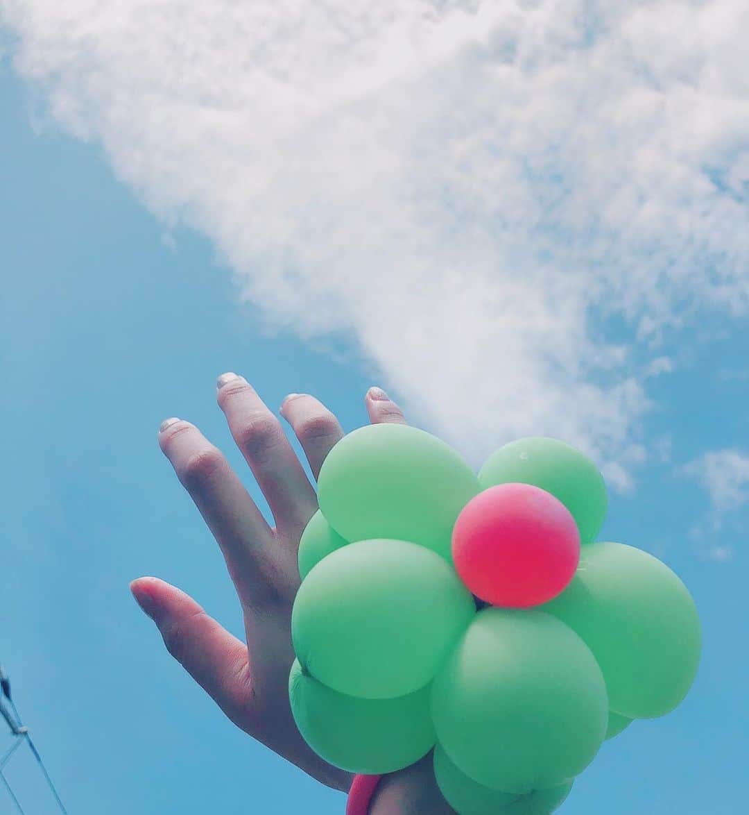 のインスタグラム：「8/29(土)辻詩音と夏まつり(オンラインライブ)19時頃〜YouTubeで開催します！パンがないならお菓子を食べればいいじゃない？ ノンノン。祭りが無いなら作ればいいじゃない🎇 ライブと、花火と、..みんなとオンラインで、やりたいことどこまで出来るかな〜？ いっしょに、今年行けなかった夏祭りをオンラインで実現したい！ #辻詩音と夏あつめ #辻詩音 #tsujishion #music #summer #singersongwriter #夏祭り #オンライン夏祭り」