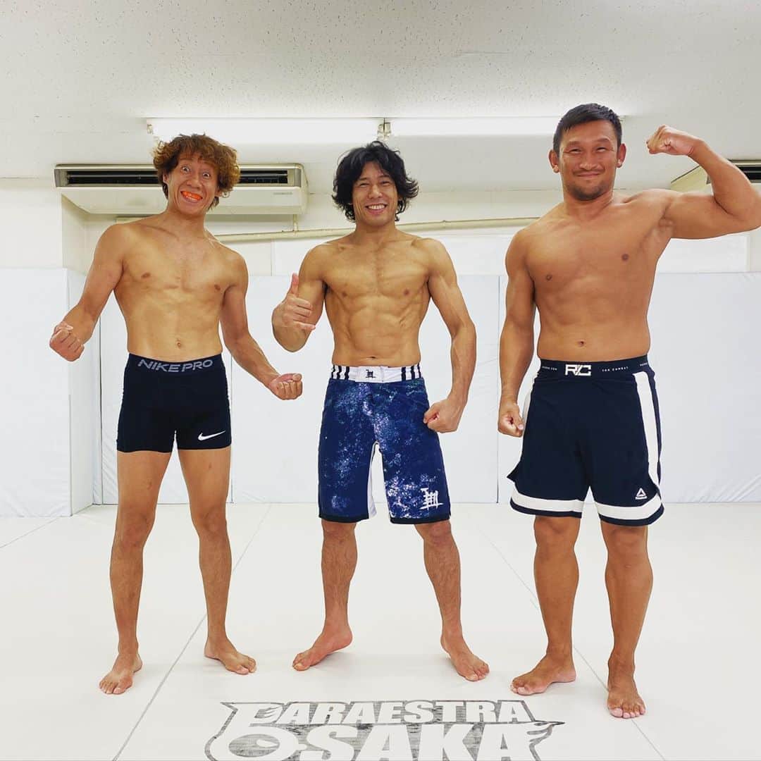 ストラッサー起一のインスタグラム：「パラエストラ大阪さんで練習。 今日は巧さん、脇阪さんとで技研究して 勉強になりました。 明日は柔術クラスに参加させて頂きます。 ありがとうございました。  #MMA #総合格闘技 #格闘技 #キックボクシング #トレーニング」