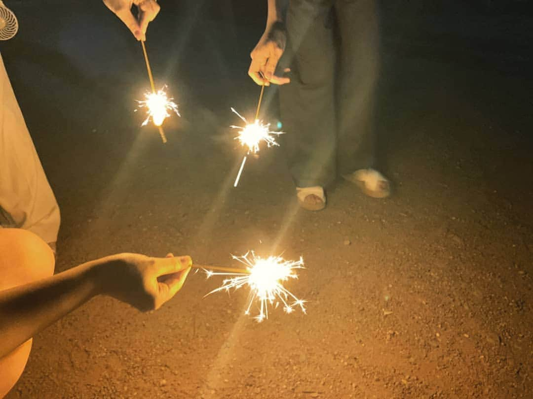 伊藤美羽のインスタグラム：「. 今年初花火🎇 楽しかったー！ . びっくりするくらい服汚れた」