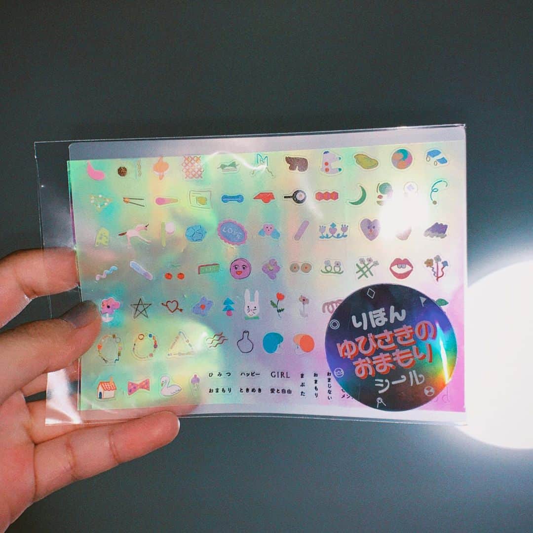 HONOKAのインスタグラム：「.〻  かなり胸キュンしちゃうネイルシールをゲットした！  何度見てもかわいい…🐬💞💞  夏はファッションもネイルもはじけれちゃうのなんでだろ〜〜🍍」